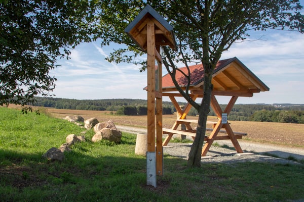 Rastplatz am Jakobsweg Vogtland am Fuße des Aussichtspunktes